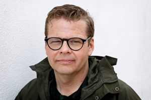Anders Langballe, der er født i Aarhus og opvokset i Skanderborg, står i spidsen for det nye radioprogram "Valg i Danmark" på 24syv.