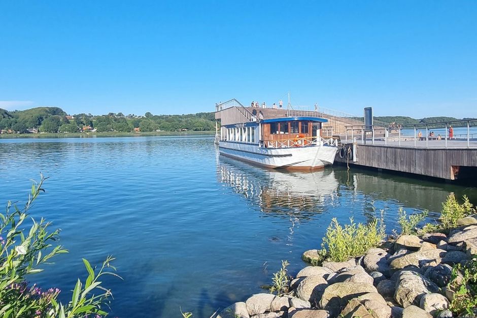 Efter to års pause er turistbåden M/S Dagmar igen klar til at sætte skruen i Skanderborg Sø.