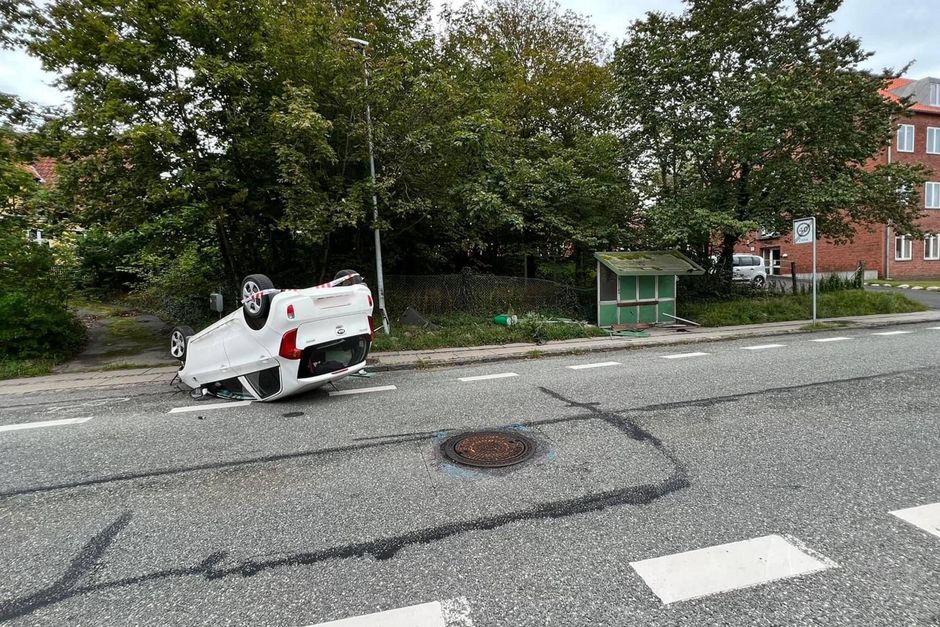 Et færdselsuheld på Nørreport i Ebeltoft natten til onsdag resulterede i en sigtelse for kørsel uden førerret.