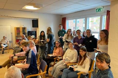 To elever fra Rønde Efterskole har startet projektet ‘Omsorg for ældre’, hvor eleverne fra efterskolen er besøgsvenner på det lokale plejehjem. 