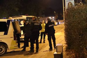 Politiet var sent søndag aften massivt til stede i Viby efter knivstikkeri. Foto: Øxenholt Foto