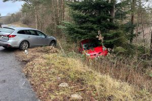 To biler kom galt afsted i Ebeltoft onsdag morgen.