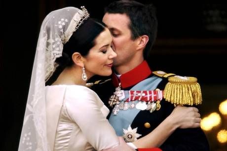 Kronprins Frederik og kronprinsesse Mary sagde ja til hinanden 14. maj 2004. Kronprinsparret mødte hinanden i Sydney og forlovede sig i Rom.