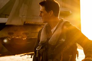 Tom Cruise vender tilbage i "Top Gun" efter mere end tre årtier. Han lykkedes med det ifølge anmeldere.