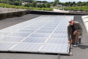 Hadbjerg Erhvervspark ønsker at opføre et fælles solcelleprojekt, men nationale regler står i vejen. Kommunen bakker op om kontakt til minister.