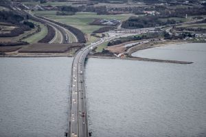 Storebæltsbroen. Ifølge regeringen kan en bro over Kattegat binde Øst- og Vestdanmark tættere sammen. Dertil kan forbindelsen forkorte rejsetiden mellem Aarhus og København med op til halvanden time for både bilister og togrejsende, lyder perspektiverne. (Arkivfoto) - Foto: Mads Claus Rasmussen/Ritzau Scanpix