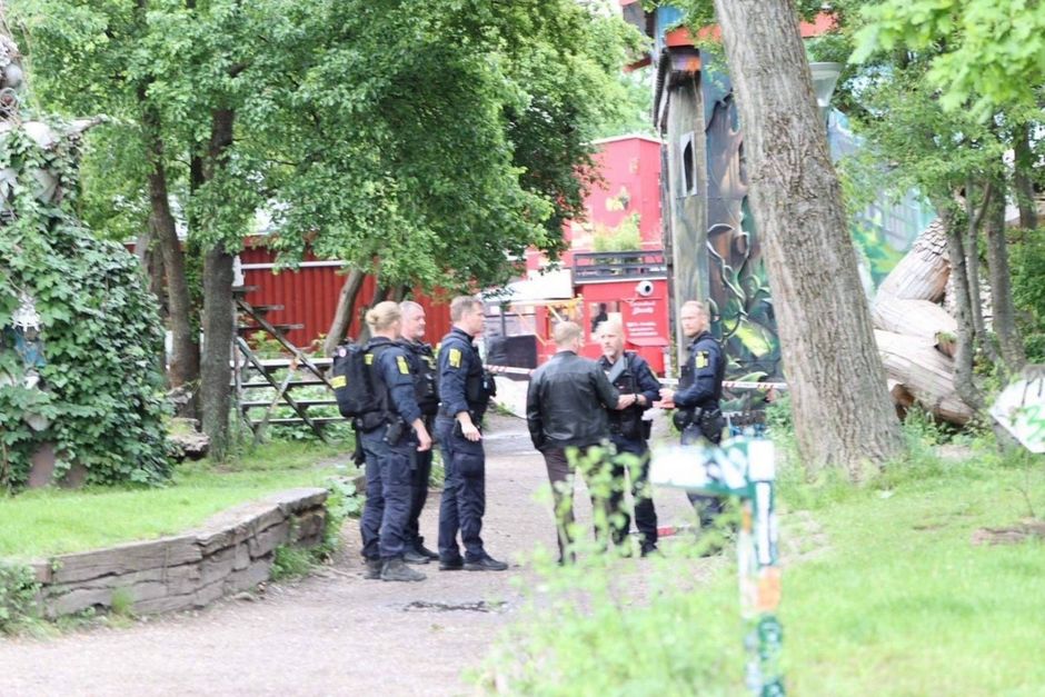 En mand er blevet stukket ned på Christiania, det oplyser Københavns Politis vagtchef til TV2.