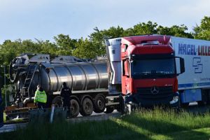 En lastbil overholdt ikke sin vigepligt syd for Skive, så nu er vej spærret på ubestemt tid, oplyser Midt- og Vestjyllands Politi.