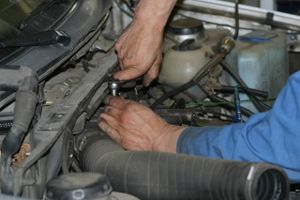 Bilforhandlere og værksteder oplever, at 4 af 10 bilejere må vente længere tid end normalt på at få bilen repareret på grund af lange leveringstider på reservedele.