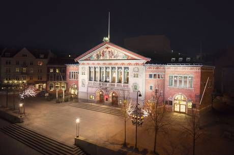 Publikum blev gennet ud af Aarhus Teater, og premieren på Cabaret blev udsat en halv time på grund af et hjertestop. 
