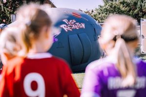 Piger mellem 5 og 11 år kan få sig nogle sjove timer torsdag eftermiddag på Ryomgård Stadion og et kik ind i fodboldverdenen hos IF Midtdjurs.