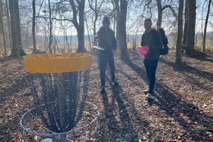 Lokale ildsjæle er gået sammen om at opføre disc golf-bane bestående af tolv huller ved Egelund Idrætscenter med ambitioner om vokseværk. 