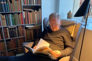 For hvert værk Henrik Sejerkilde pakker ud, falder både han og bøgerne bedre og bedre til i de nye rammer på præstegården i Voldum. 