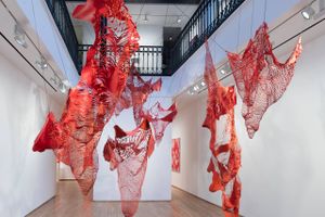 Aros viser værker af den internationalt anerkendte japanske kunstner Chiharu Shiota.