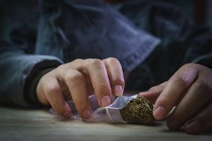 Ung mand med hash og kontanter på sig prøvede at undgå betjente.