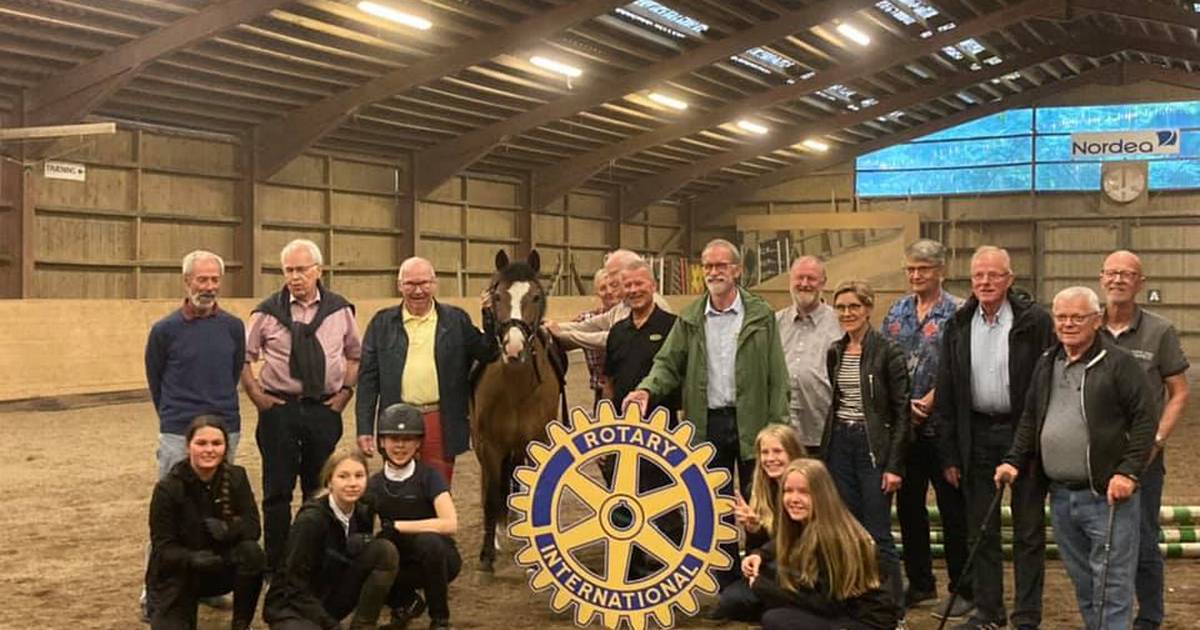 Ebeltoft Rotary klub sponsorerer hest til rideklub