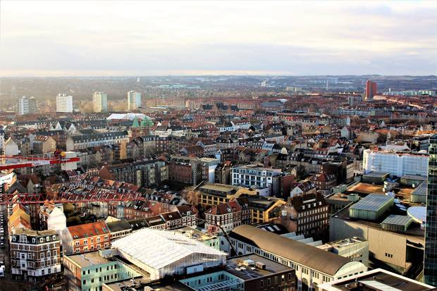 Antallet af solgte huse og lejligheder i Aarhus Kommune er faldet markant. Det største fald i salget ses dog i forhold til sommerhuse. 