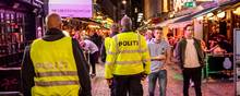 Aalborg midtby – herunder festgaden Jomfru Ane Gade – er én af landets 18 nattelivszoner, hvor personer dømt for bestemte former for kriminalitet kan straffes med bøde for at opholde sig. Arkivfoto: René Schütze