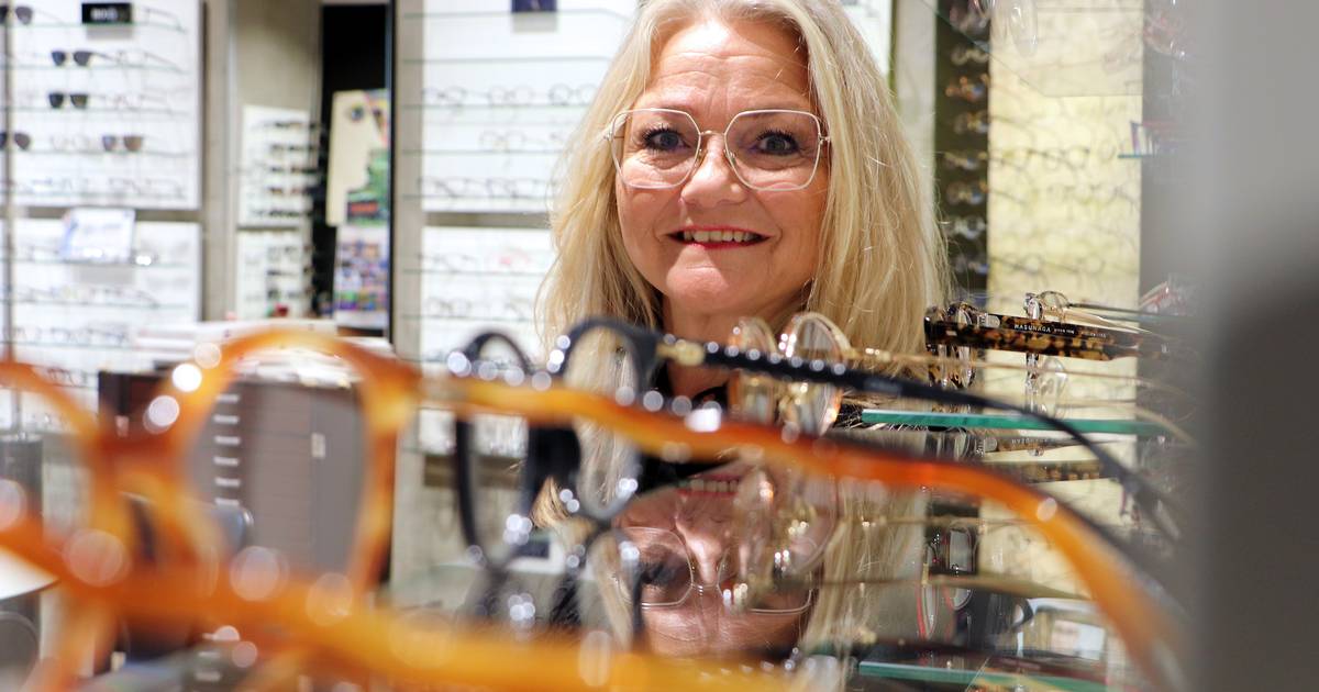 Den ukuelige optimist med de mange briller fylder rundt - Din Avis