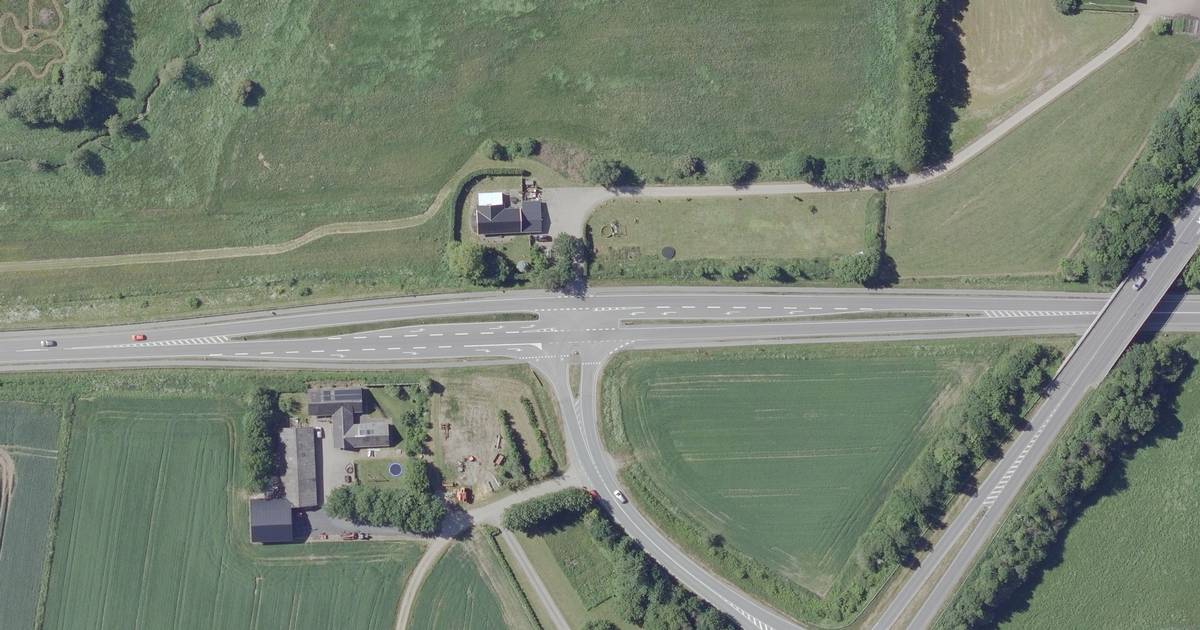 Bil røg i grøften 84årig bilist sigtet efter færdselsuheld