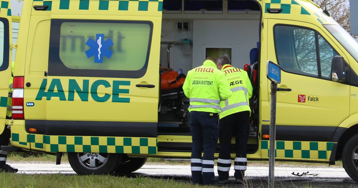 Stiv ung mand brager ind i siden af bil - og ender i frontalt ...