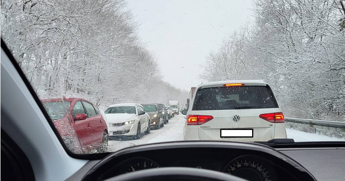 Sneglatte vej og to frontale sammenstød i snevejr gav kæmpe kø i begge