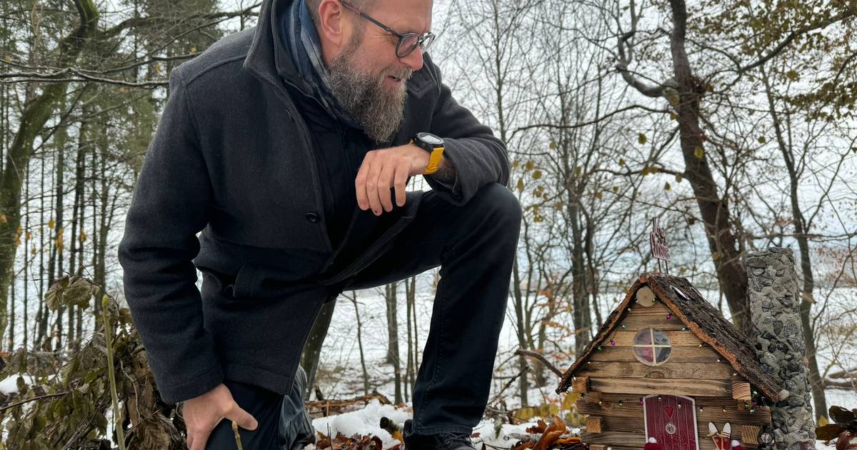 Mystikken Breder Sig I Porsbakkerne Nisserne Flokkes Til Ledige Lejemål I Skovbunden 