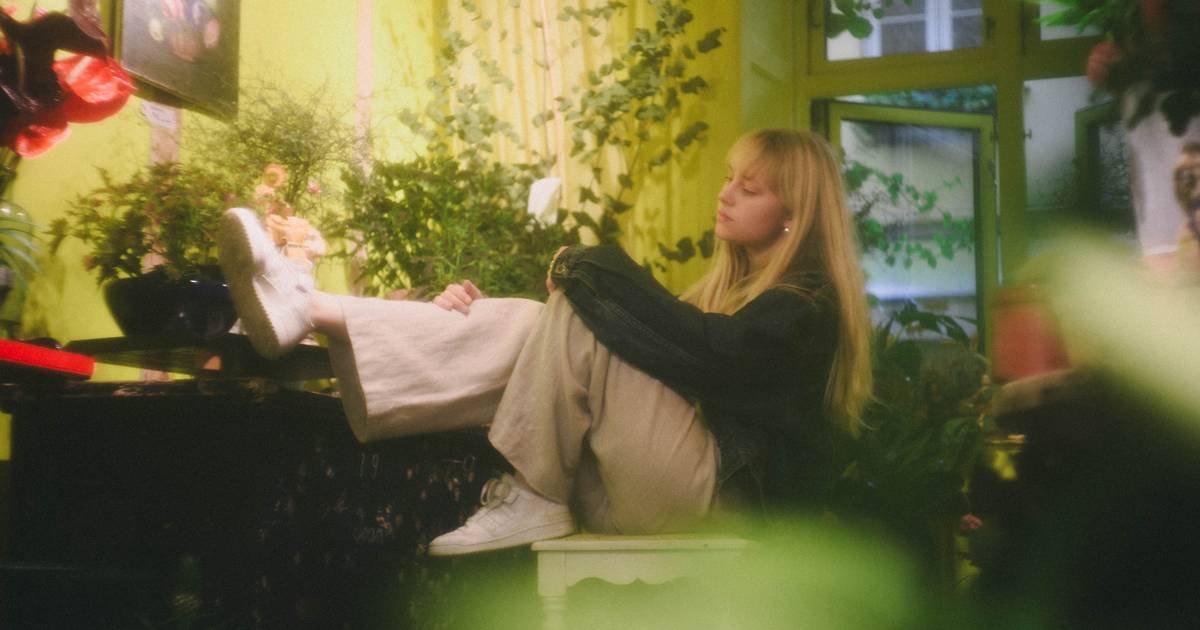 Kærlighed, musik og drømme: Simone Ellas danske debut - Din Avis