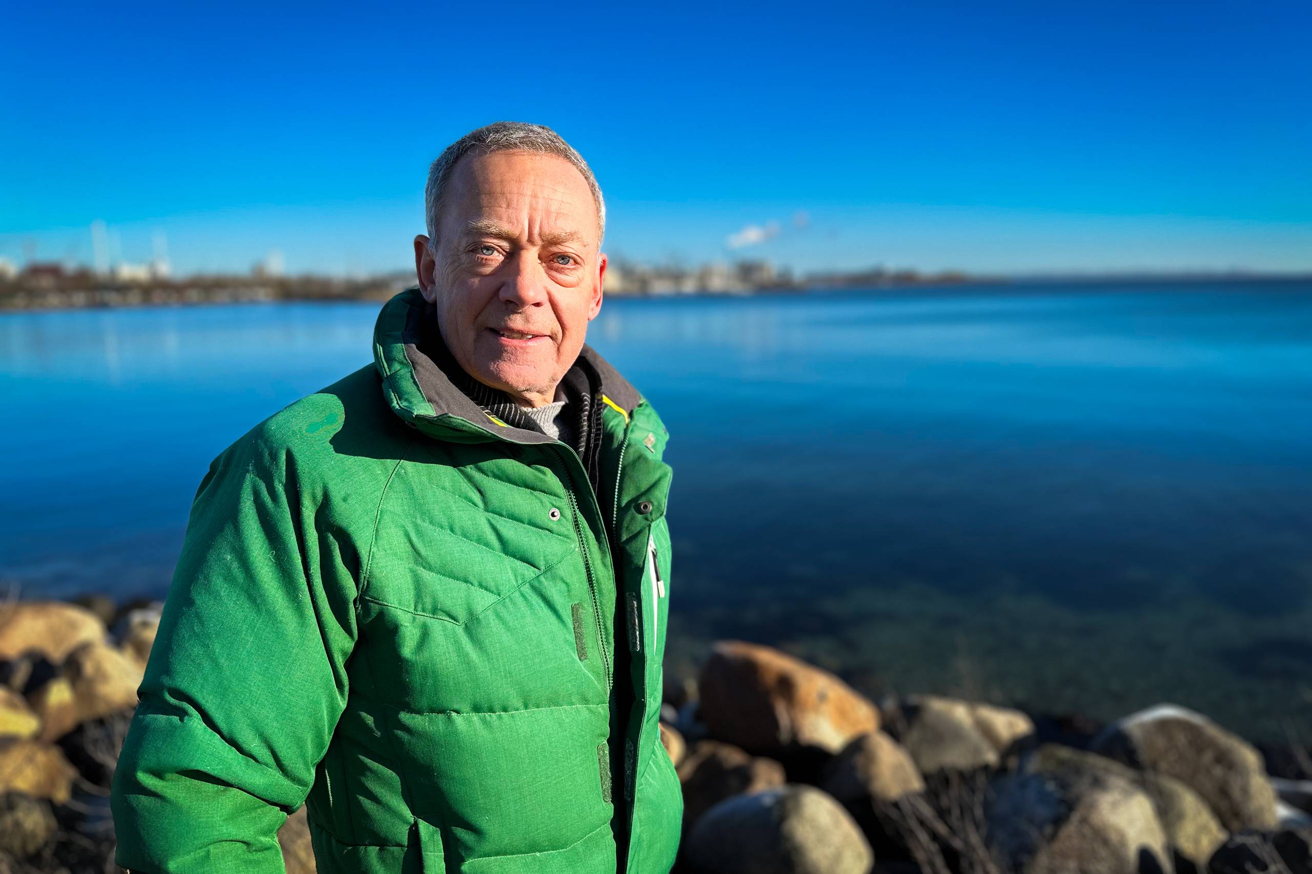 Foto af foreningens formand, Svend Erik Kristensen foran Tangkrogen, som foreningen forventer vil blive ødelagt af renseanlæggets planlagte placering.