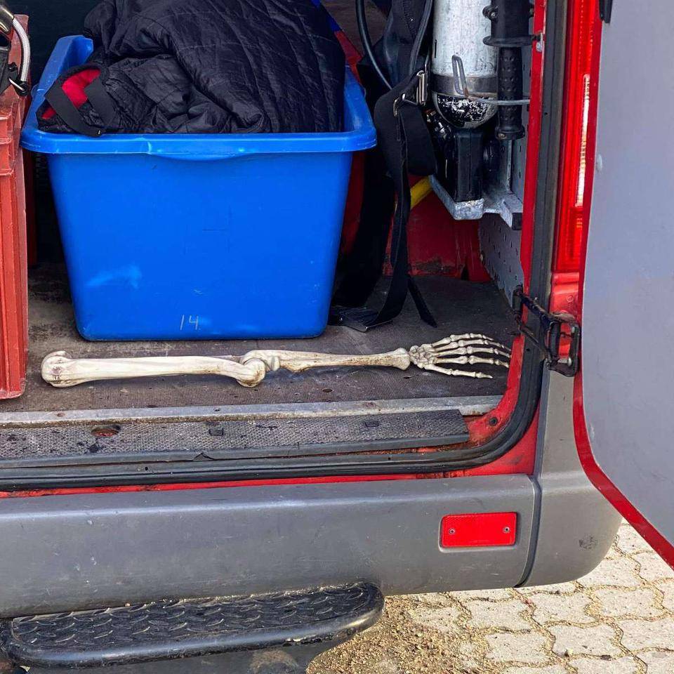 Skelet i vandet viste sig at være af plastik.