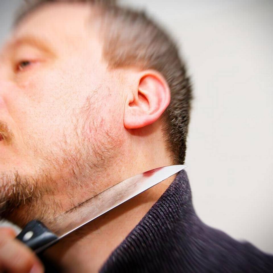 45-årig mand blev overfaldet og fik en kniv mod halsen.
