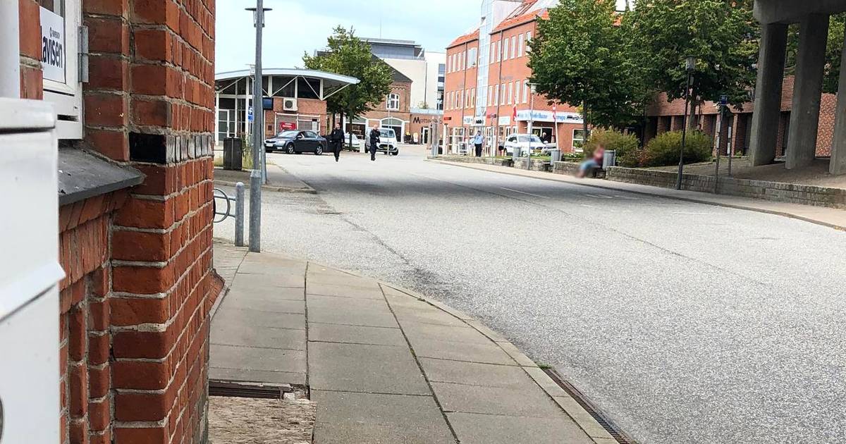 Mand sad med kniv på bænk i Hadsten - Din Avis
