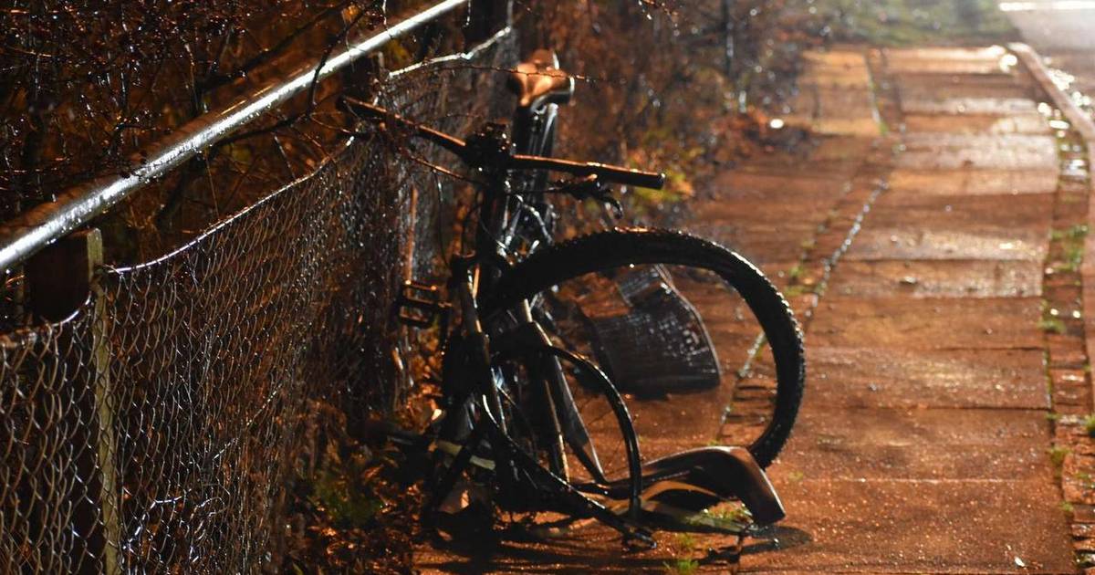 Flugtbilist kørte i modsatte kørebane frontalt ind i cyklist: Indlagt ...