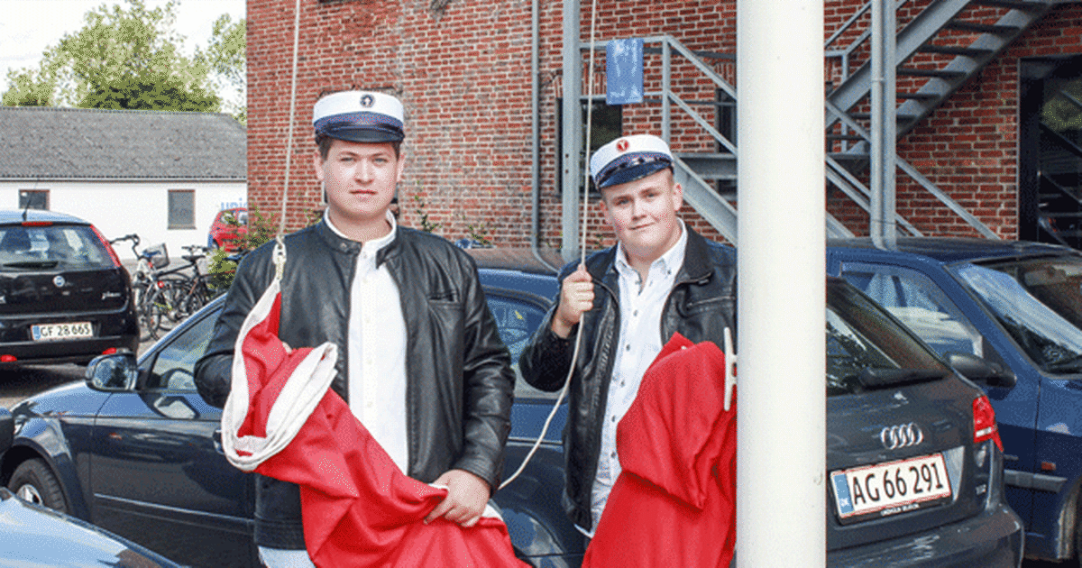 Flaget i top for to HG-studenter - Din Avis