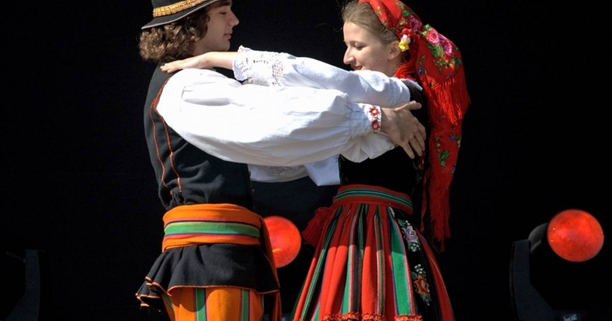 folkedans-med-spillem-nd-og-damer-din-avis
