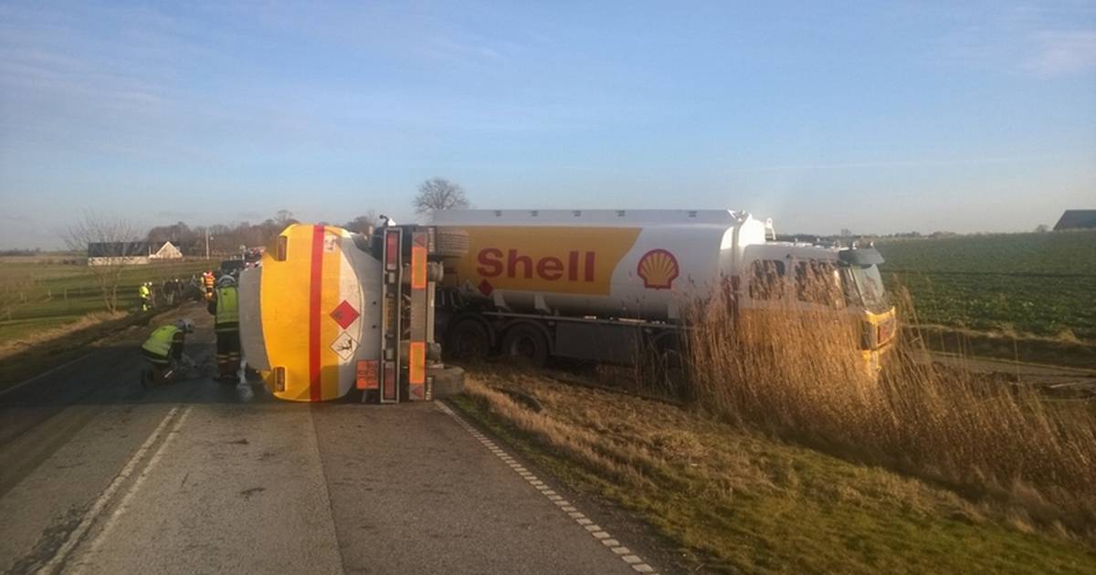 Tankvogn væltet med 17.000 liter fyringsolie - Din Avis