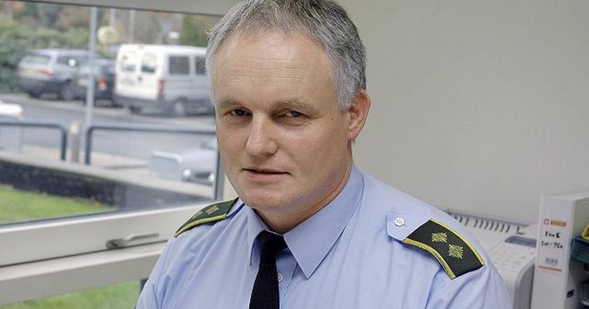 Kloakdæksel sat på plads på