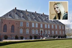 Genstande fra Valdemars Slot er solgt på auktion for flere millioner. På forreste række sad slottets ejer.
