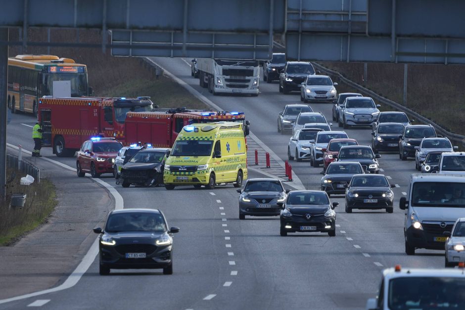 Der har været en del dækrester på kørebanen, som har kunnet give udfordringer for trafikanterne på motorvej.