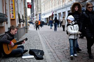 En gademusikant kan ottedoble sin indtægt med
et simpelt kneb. 