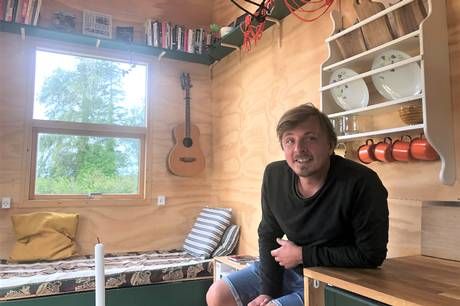 Anders Boisen har bygget sit hjem på bare 14 kvadrtmeter i bæredygtige materialer - nu har han skrevet en bog om det. Mød ham i Domen.