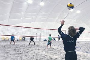 Ny hal i Aarhus gør det muligt at spille strandsport som beachvolley og -håndbold hele året rundt.