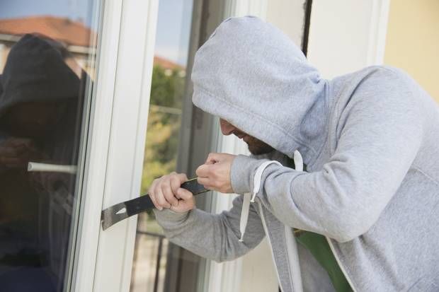 En tyv brød på et tidspunkt fra torsdag til tirsdag ind i en villa på Sneglebakken i Vrold.