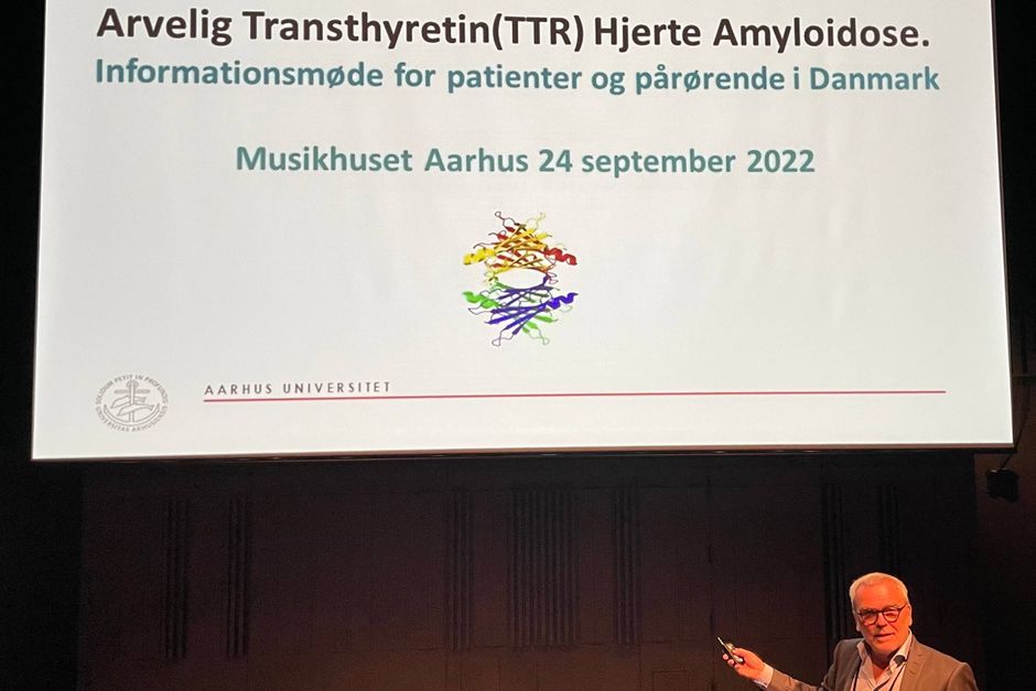 Arvelig amyloidose, også kendt som Djurslandssygen, er en meget sjælden sygdom. Der er omkring 50 patienter i Danmark. Lørdag mødtes 40 patienter og pårørende i Aarhus. 