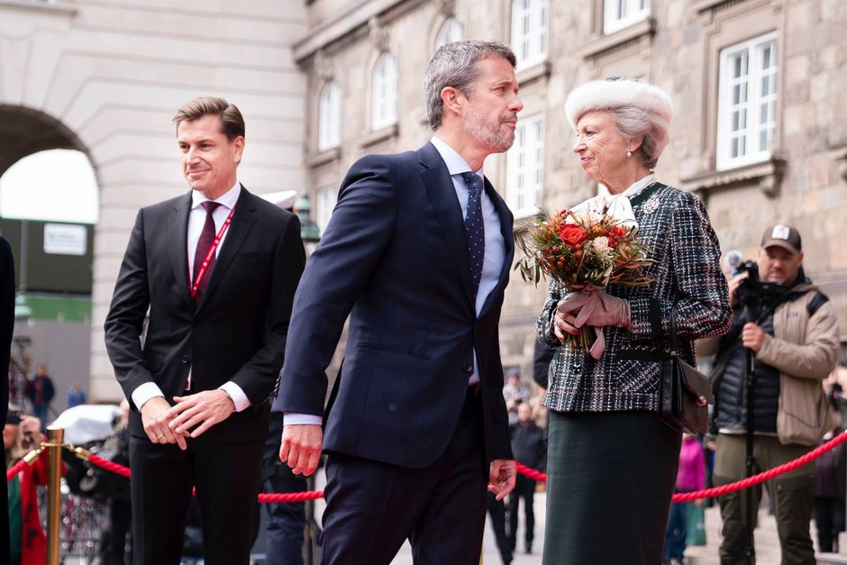 Kronprins Frederik svarer ikke på spørgsmål foran Christiansborg ved tirsdagens åbning af Folketinget.