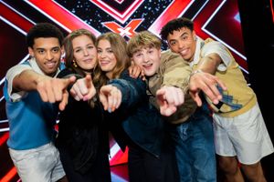 X Factor-deltagerne får besøg på scenen af popduoen Barselona, popgruppen Blæst og sangerinden Pil i årets finale.