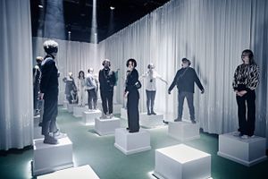 Performance-udstillingen, "Museum for fremtiden", som lige nu kan opleves i Kunsthal Aarhus, er alt andet end et museumsbesøg i klassisk forstand. Her er de besøgende selv medvirkende, alle sanser udfordres, og i stedet for et stykke overstået fortid er det vores fremtid, der udstilles.