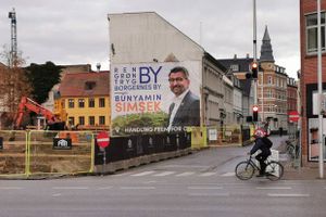 Rådmand for Miljø og Teknik i Aarhus,Bünyamin Simsek (V), har adskillige bannere hængende ved kendte byudvikleres byggepladser. Ifølge kommunalekspert Roger Buch udgør det ikke et juridisk problem, men han mener, at det er vigtigt med opmærksomhed på vennetjenester.